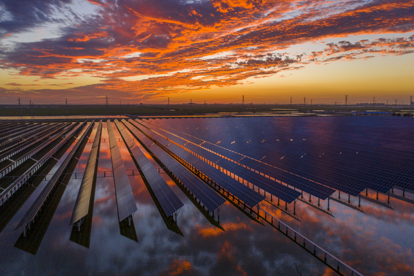 赤霞映天穹，，，，渔光跃千顷。。作者：卢金彪.jpg