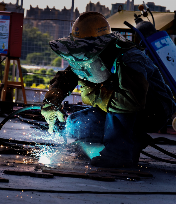 作者：孟冰，，，，，作品名称：岐江河大桥上的电焊工，，，，，单位：水电公司 .jpg