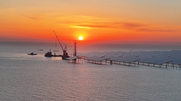 斜阳熔金，，，，，，沧海筑业（西北院总承包的中广核烟台招远 400兆瓦海上光伏项目）(1).jpg