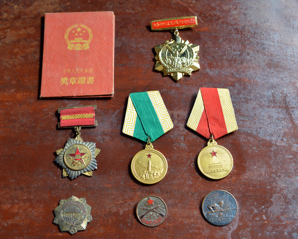 5、战功章和纪念勋章（谭剑 摄）.jpg